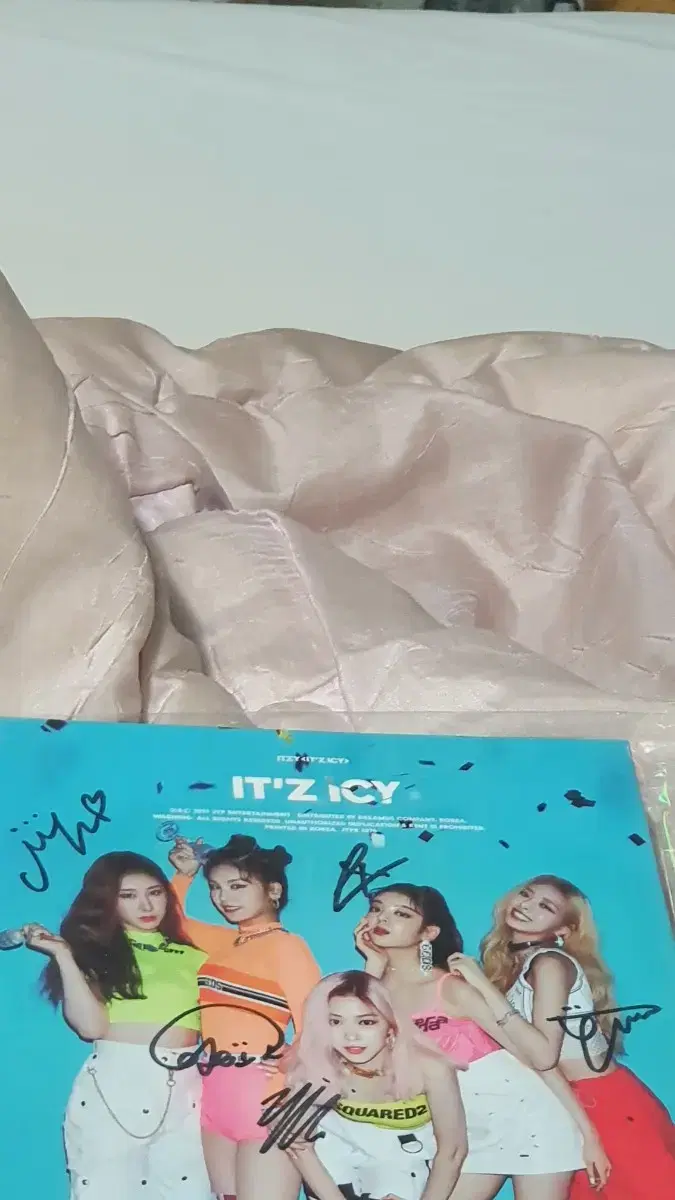 itzy(b.mae) autographedmessagesigningalbum