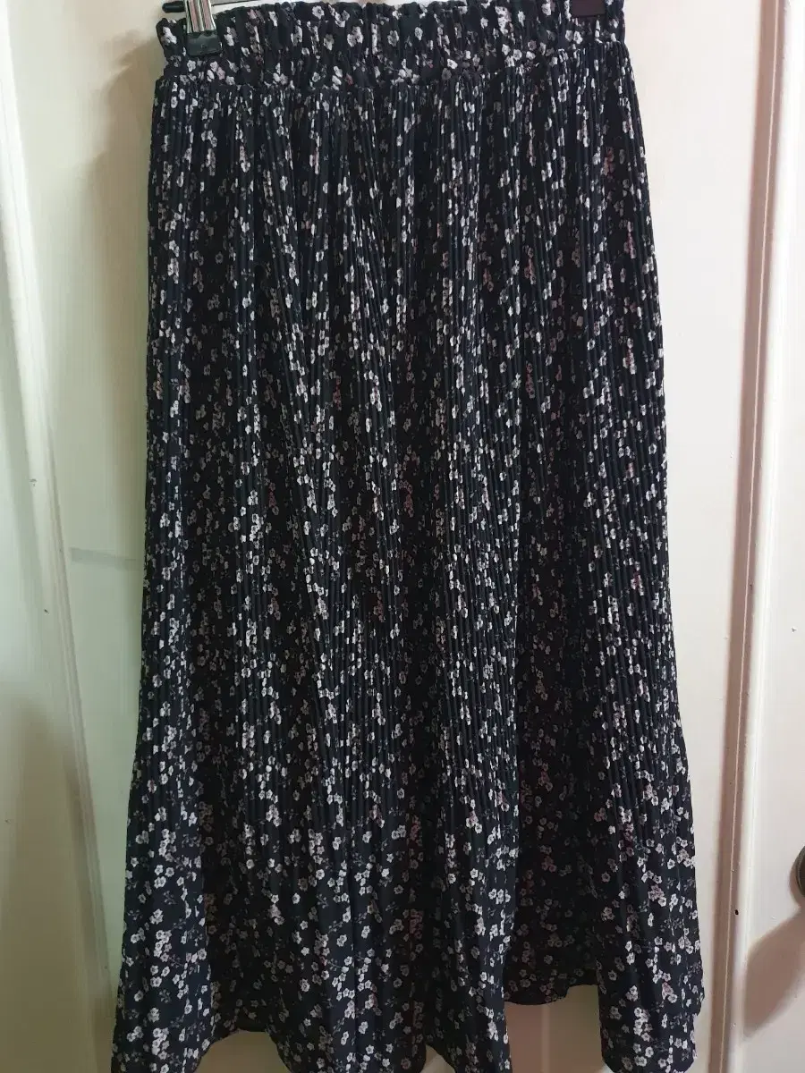 Flower Pleated Long Skirt [2 Colors - Black, Green]