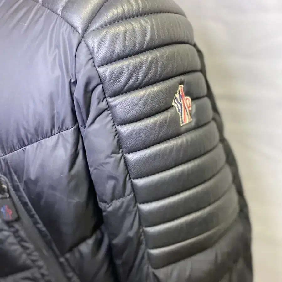 {백화점판}MONCLER(몽클레어) 양가죽 패치 라이더 패딩 자켓