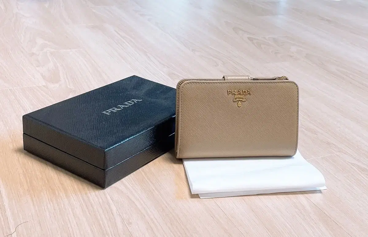 [Genuine] Prada Folding Wallet