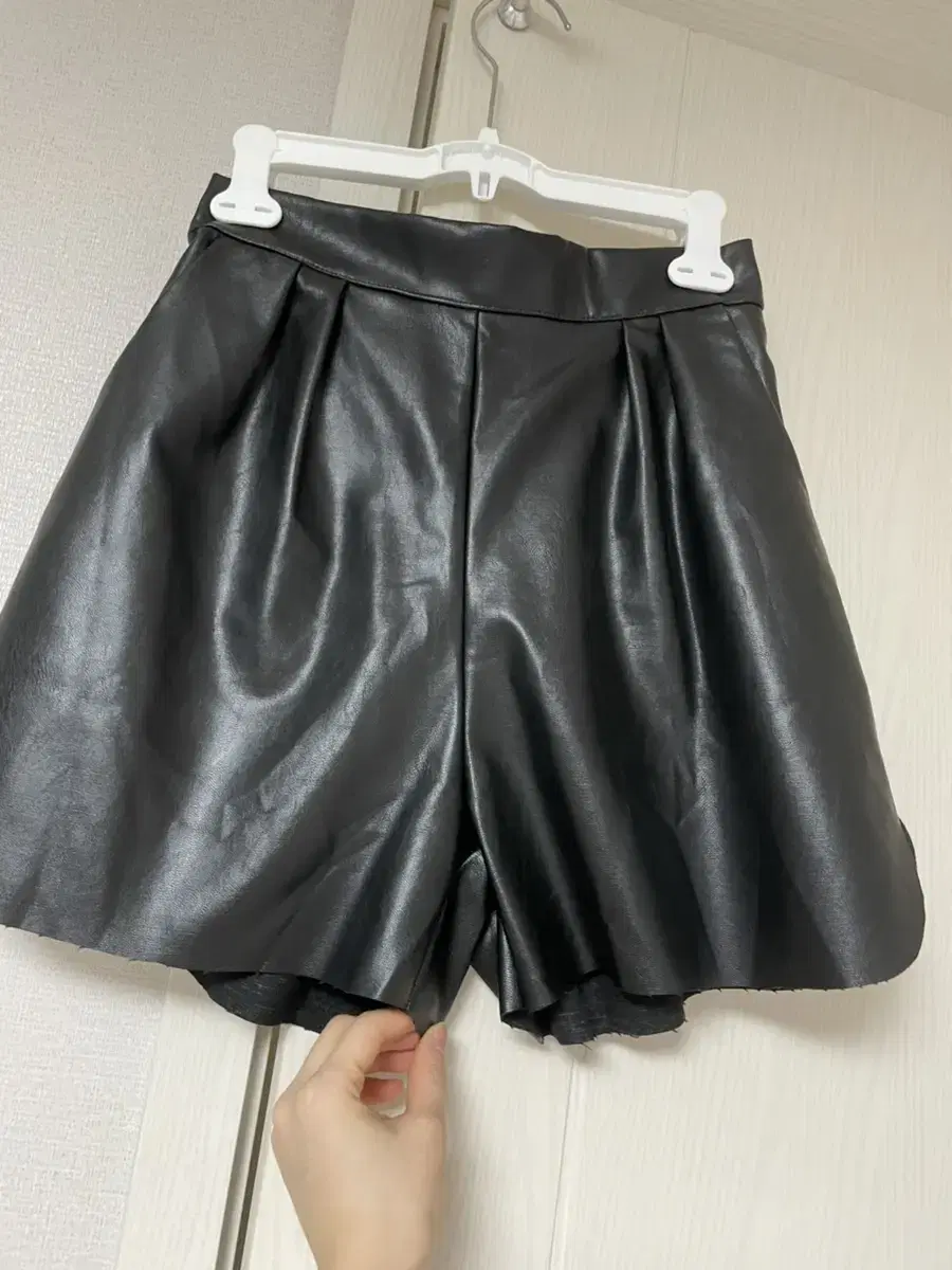 New product) Leather shorts with a pleated front