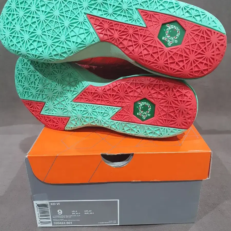 나이키 KD6 크리스마스 599424-601 270mm팝니다