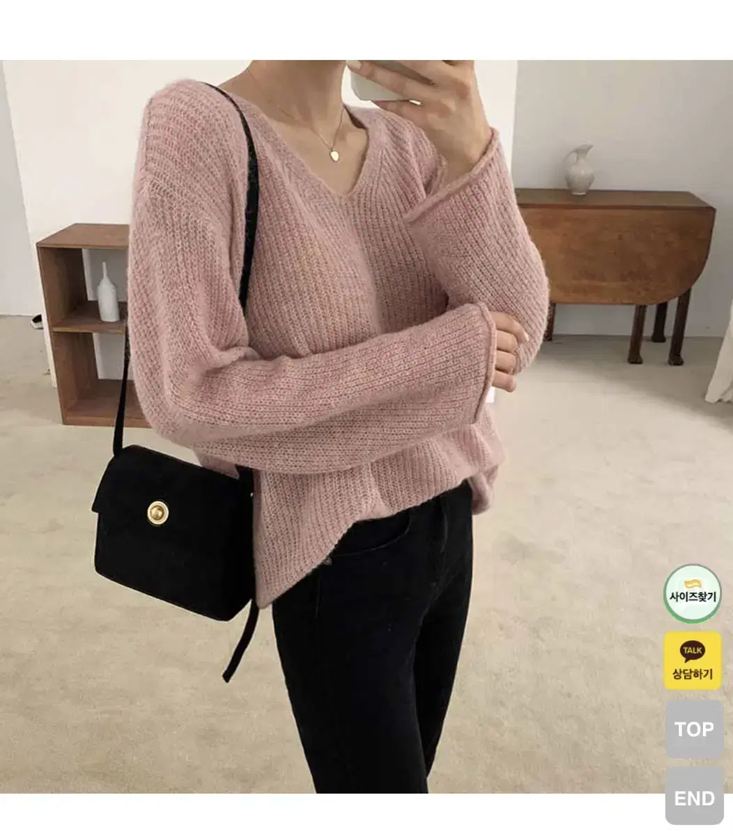 Loose-fit V-neck knit