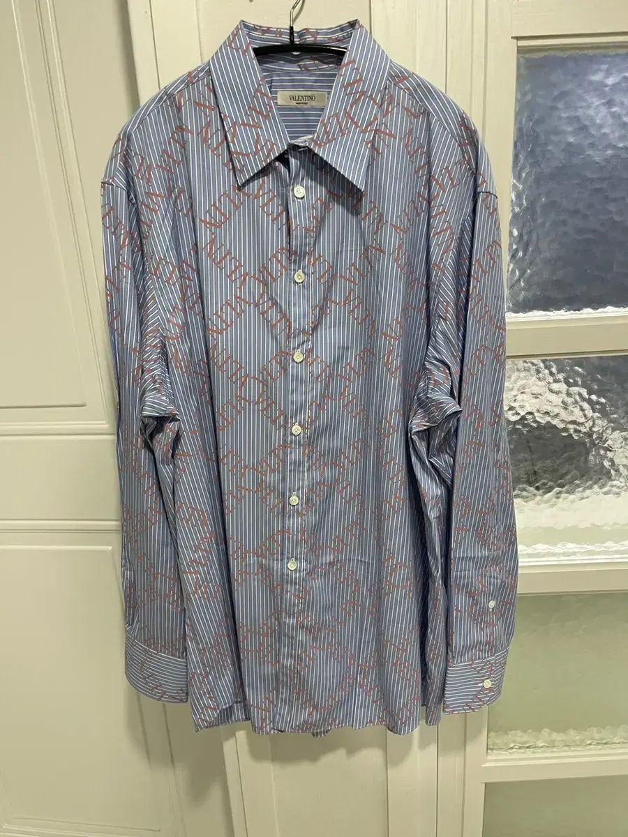 Valentino Logo Shirt L (last price)!