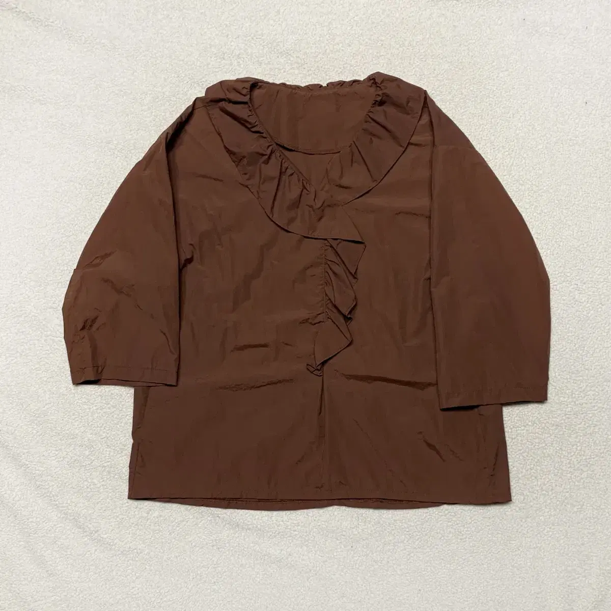 Brown shirred 8-part sleeve overfit blouse