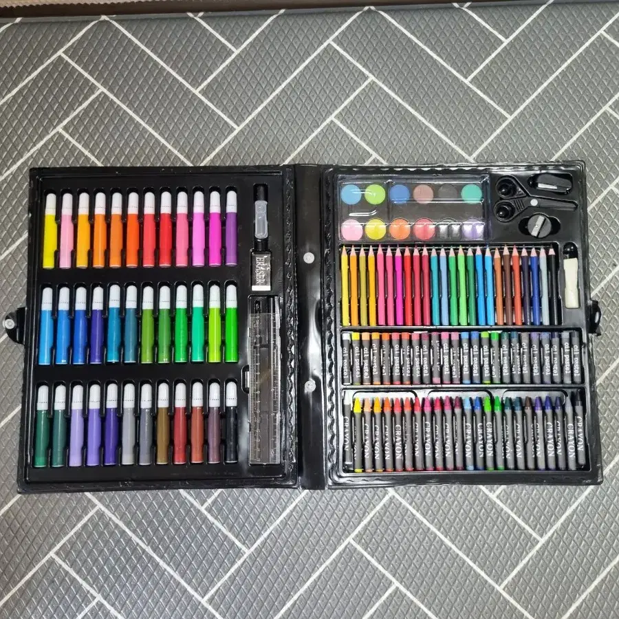 150 piece art set