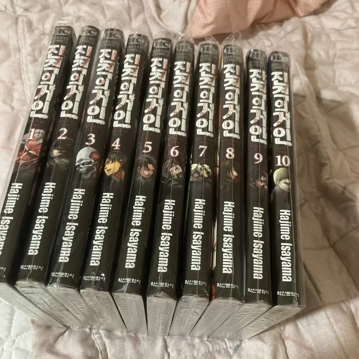 Sell 1st to 10th volumes of the manga version of Attack on Titan