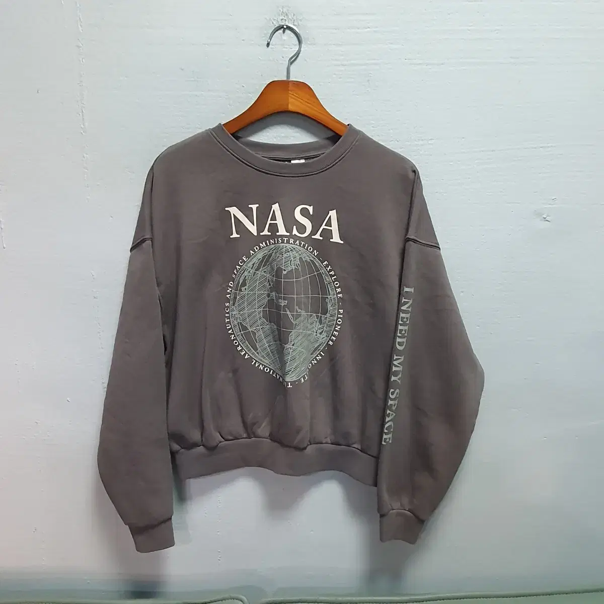 새상품 h&m 에이치엔엠 nasa 크롭 기모 맨투맨 티셔츠 여성 xl