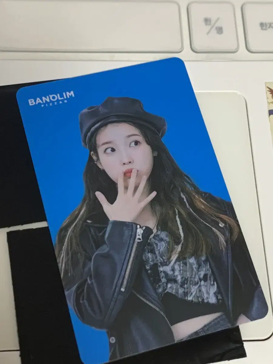 iu rounding pizza shop photocard