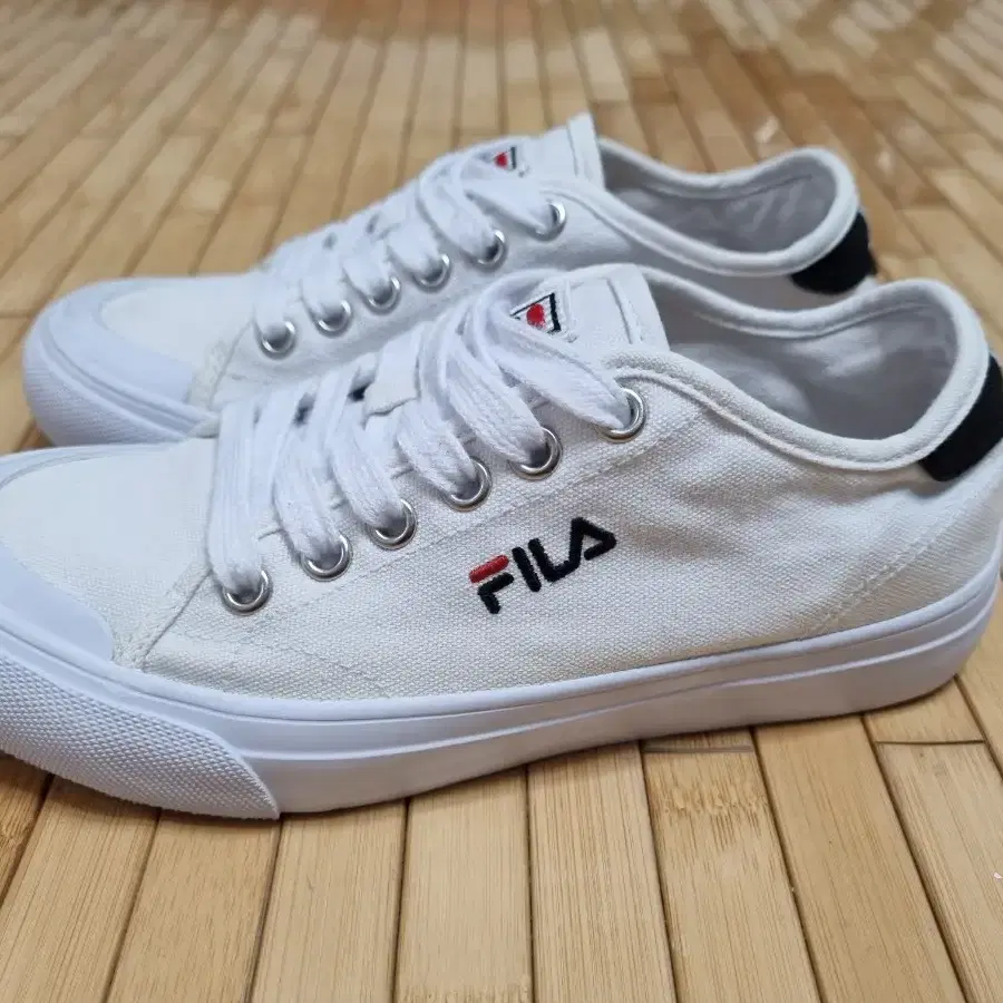 FILA 단화 화이트스니커즈 220cm