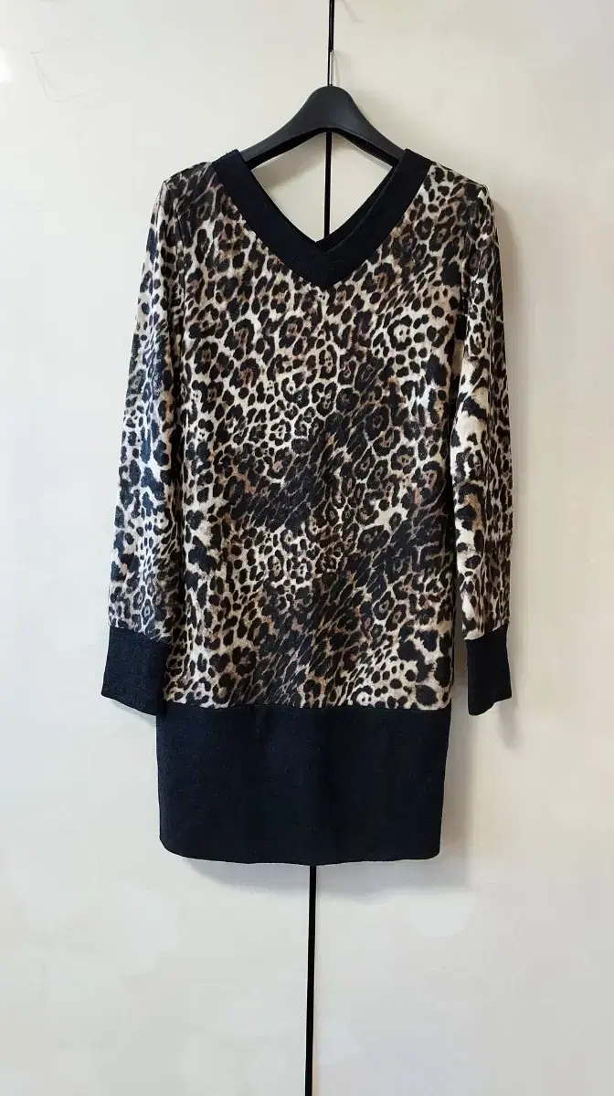 Leopard print long-sleeved shirt