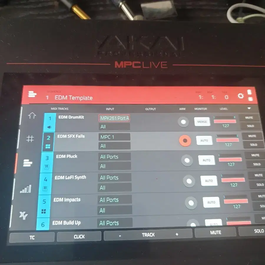 AKAI MPC LIVE 스탠드얼론 샘플러