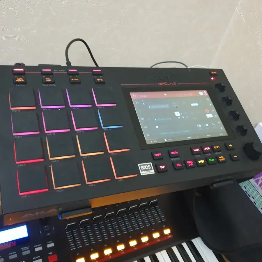 AKAI MPC LIVE 스탠드얼론 샘플러