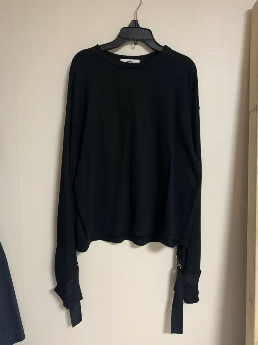 Loose T-shirt with buckled sleeves 