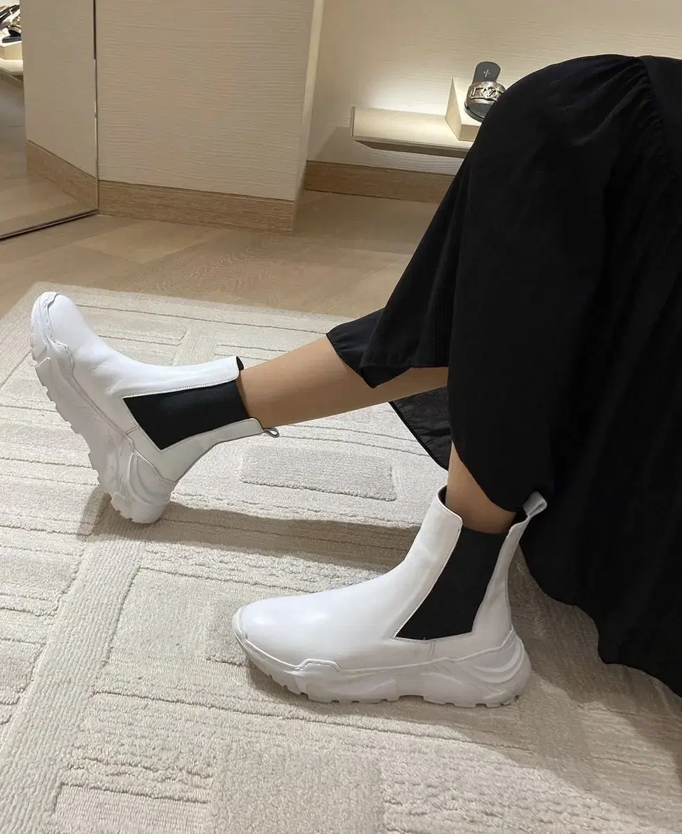 Kang Sisters' Magical Chelsea Walker Sneakers White 230