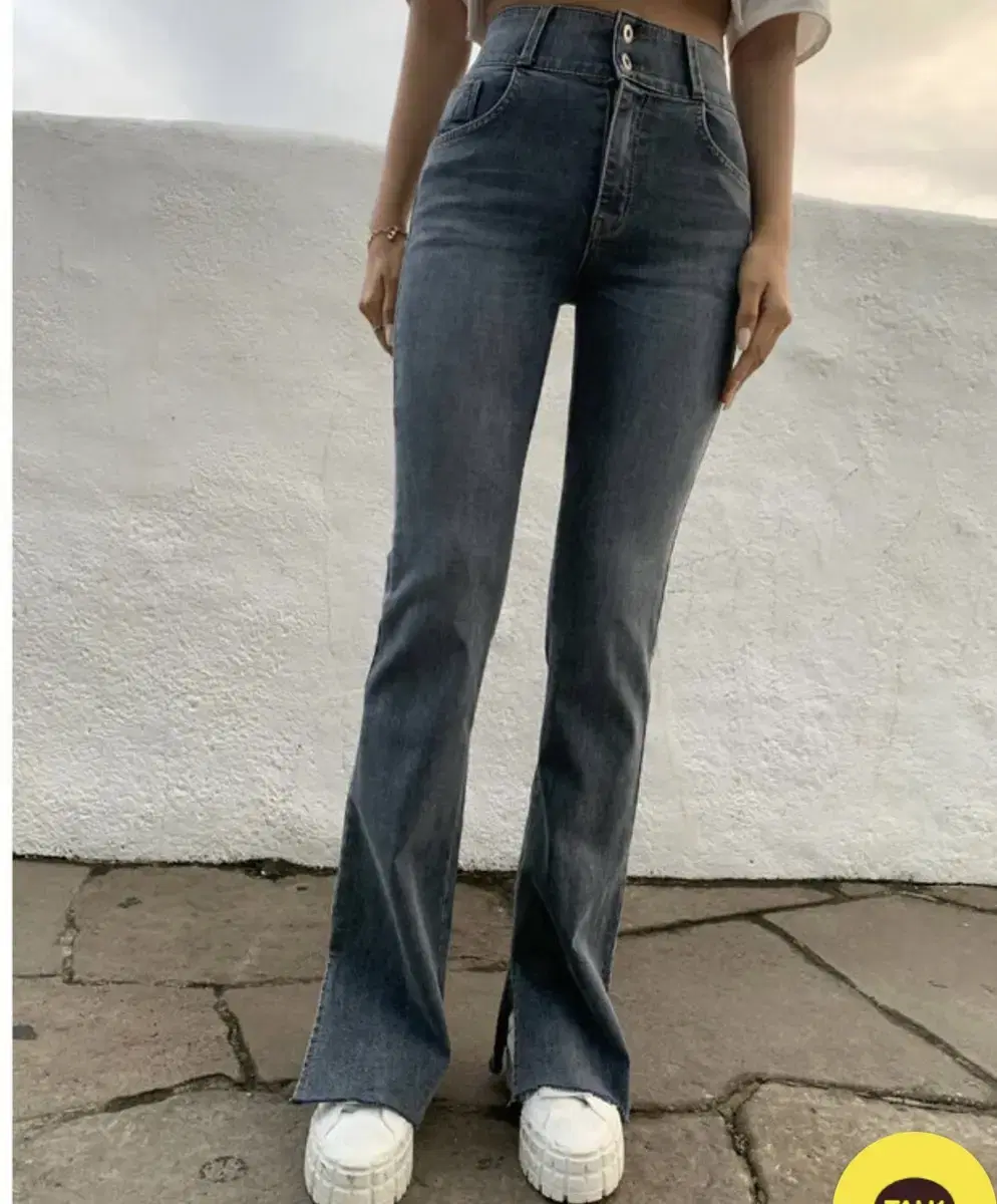 Ilte's self-produced boot cut denim 