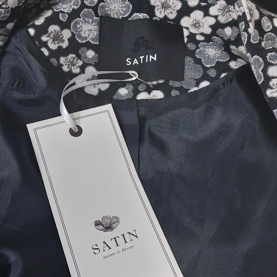 85 SATIN 플라워 패턴 코트 새상품