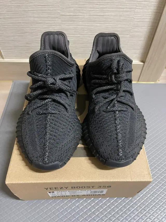 이지 Yeezy 350 v2 트리플 블랙 225사이즈 FU9006