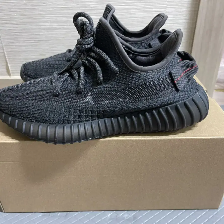 이지 Yeezy 350 v2 트리플 블랙 225사이즈 FU9006