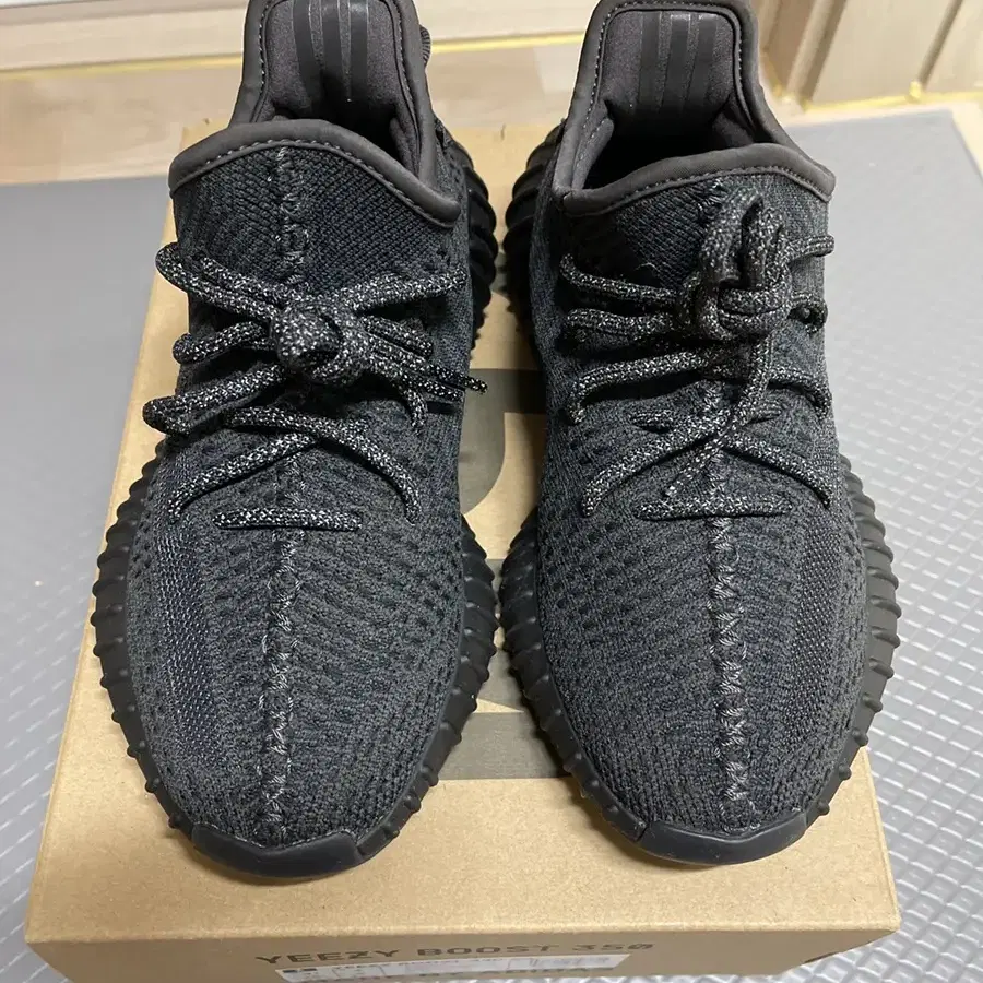 이지 Yeezy 350 v2 트리플 블랙 225사이즈 FU9006