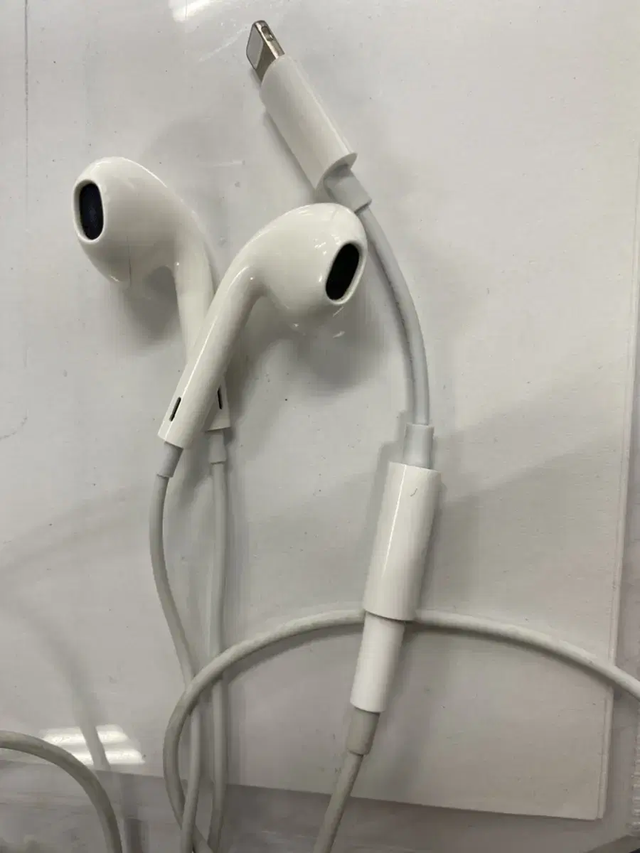 iPhone wired earphones