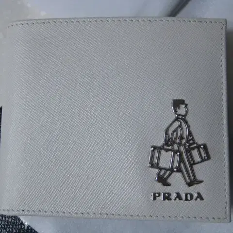 프라다 PRADA / 벨보이 로고 양각 사피아노 반지갑