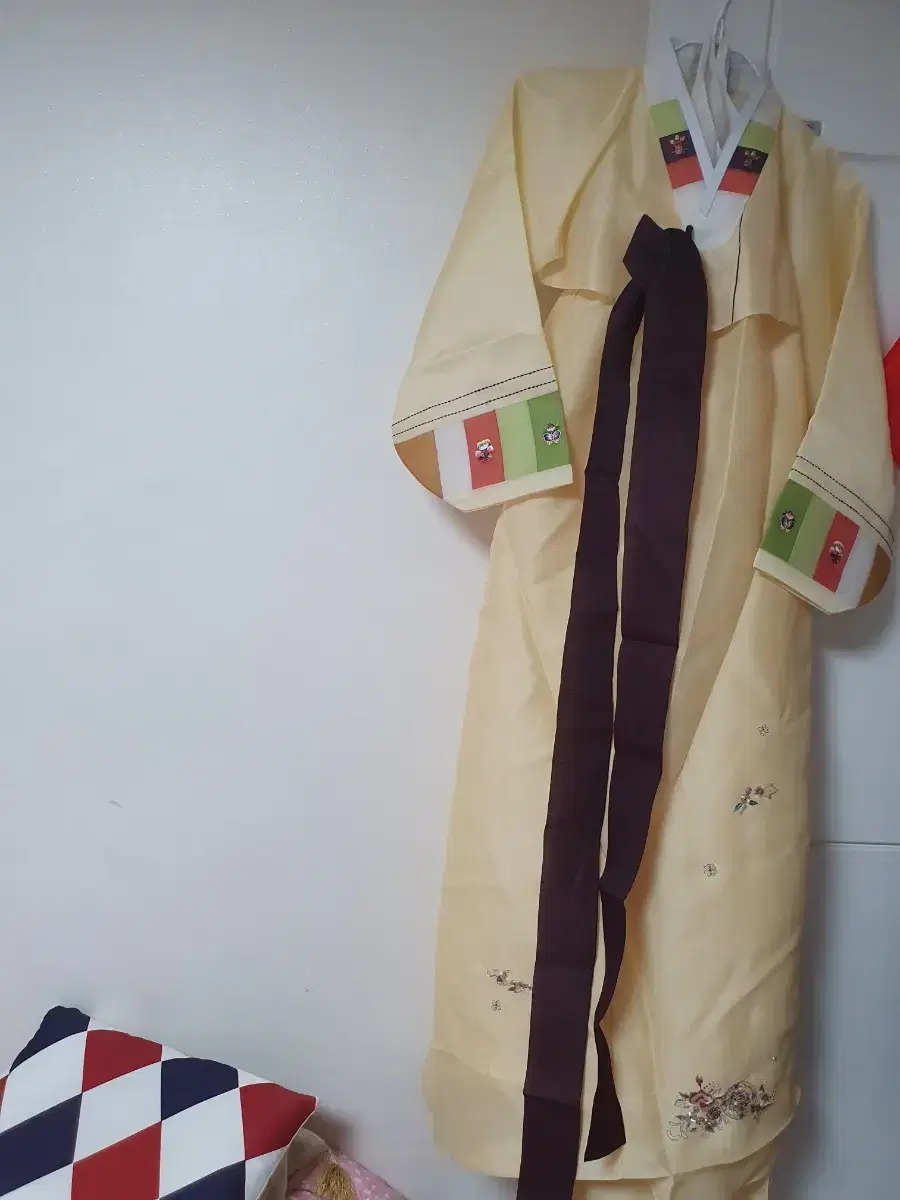 Hanbok back width approximately 47, length approximately 138.