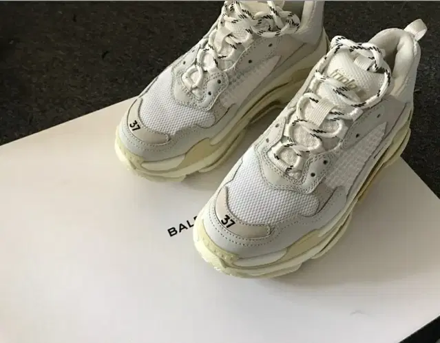 발렌시아가 BALENCIAGA 트리플s 화이트 37