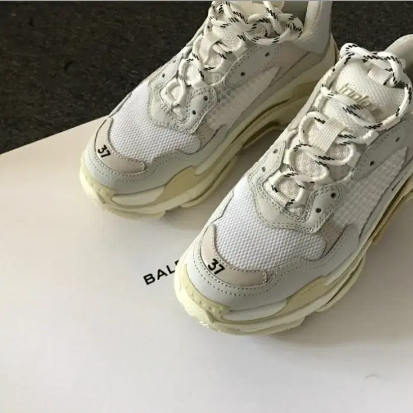 발렌시아가 BALENCIAGA 트리플s 화이트 37