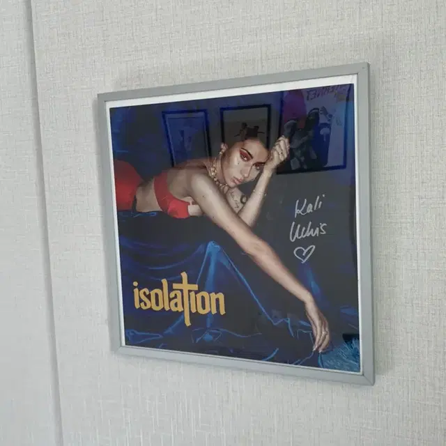 Kali Uchis Isolation 사인 액자 