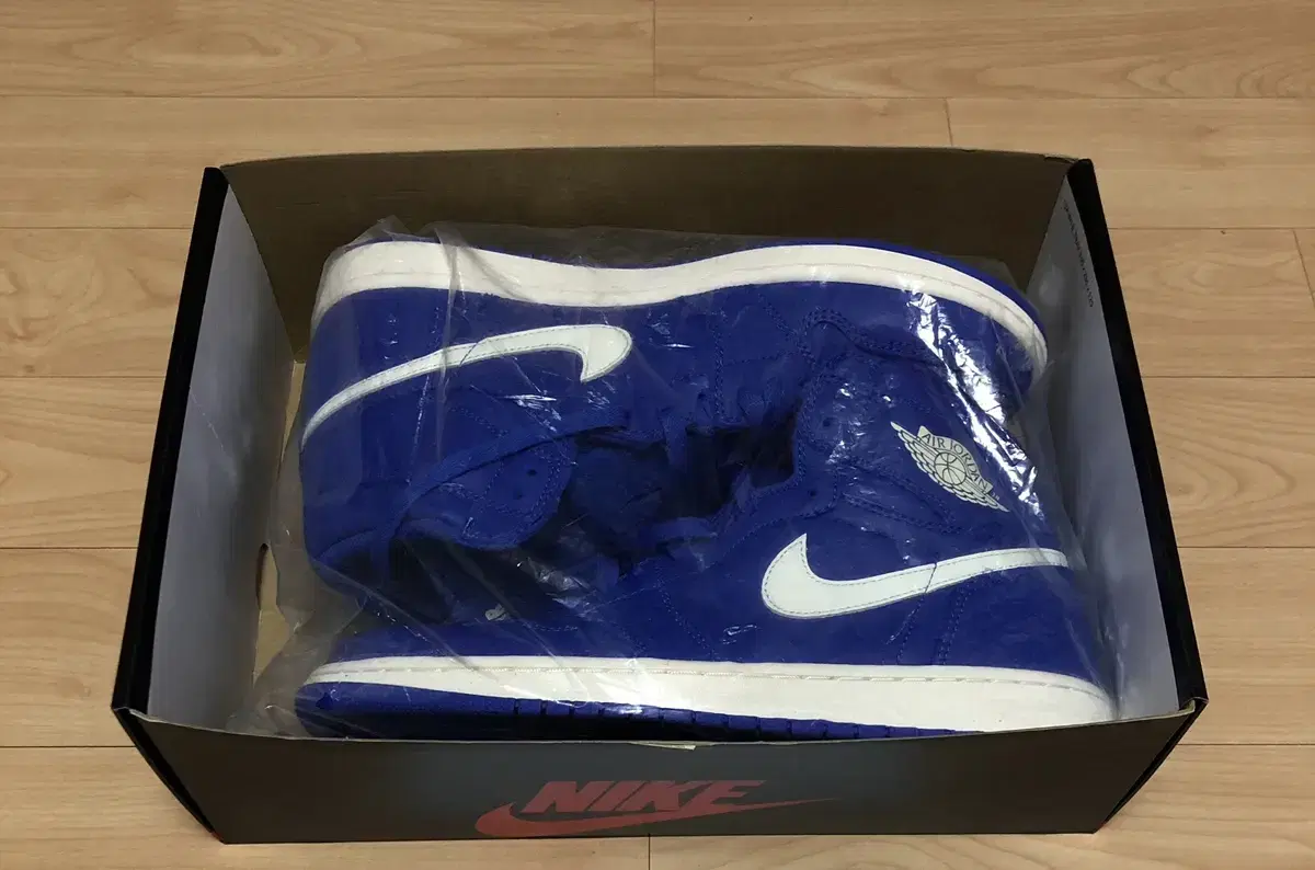 (285) Jordan 1 High Hyper Royal