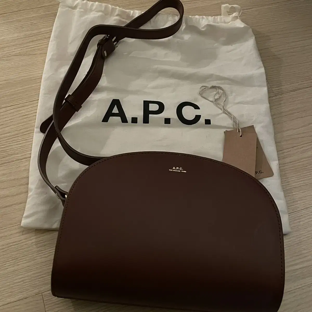 Apéce Half Moon Bag