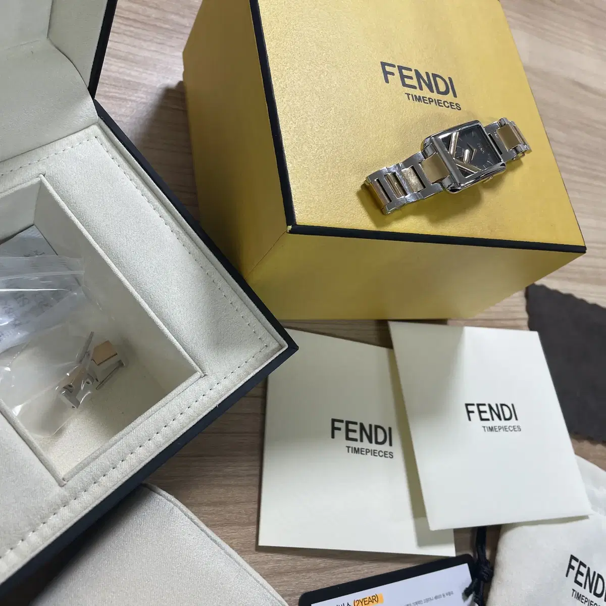 정품 FENDI 펜디 21SS 여성시계 F107030602