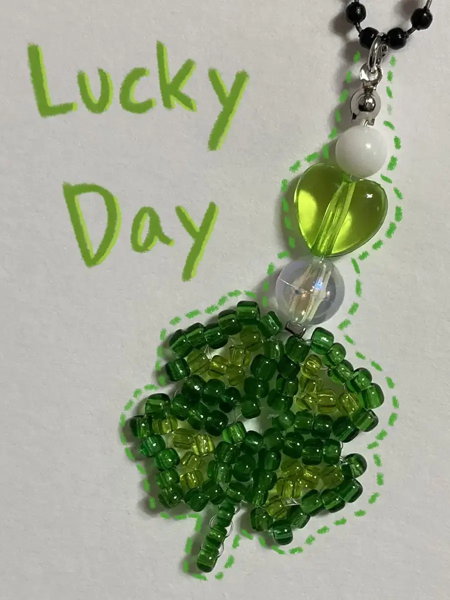 Four-leaf clover bead keyring