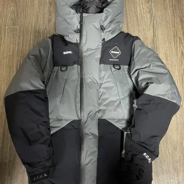 fcrb down bench parka(fcrb 벤치다운파카) 블랙그레이