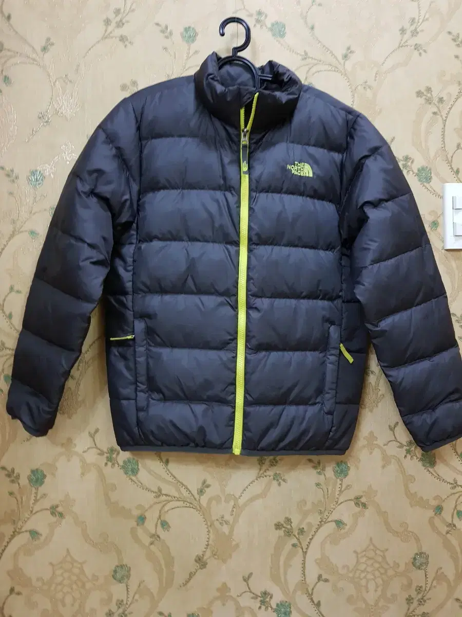 The North Face Padded.Size 90-95 (in excellent condition)