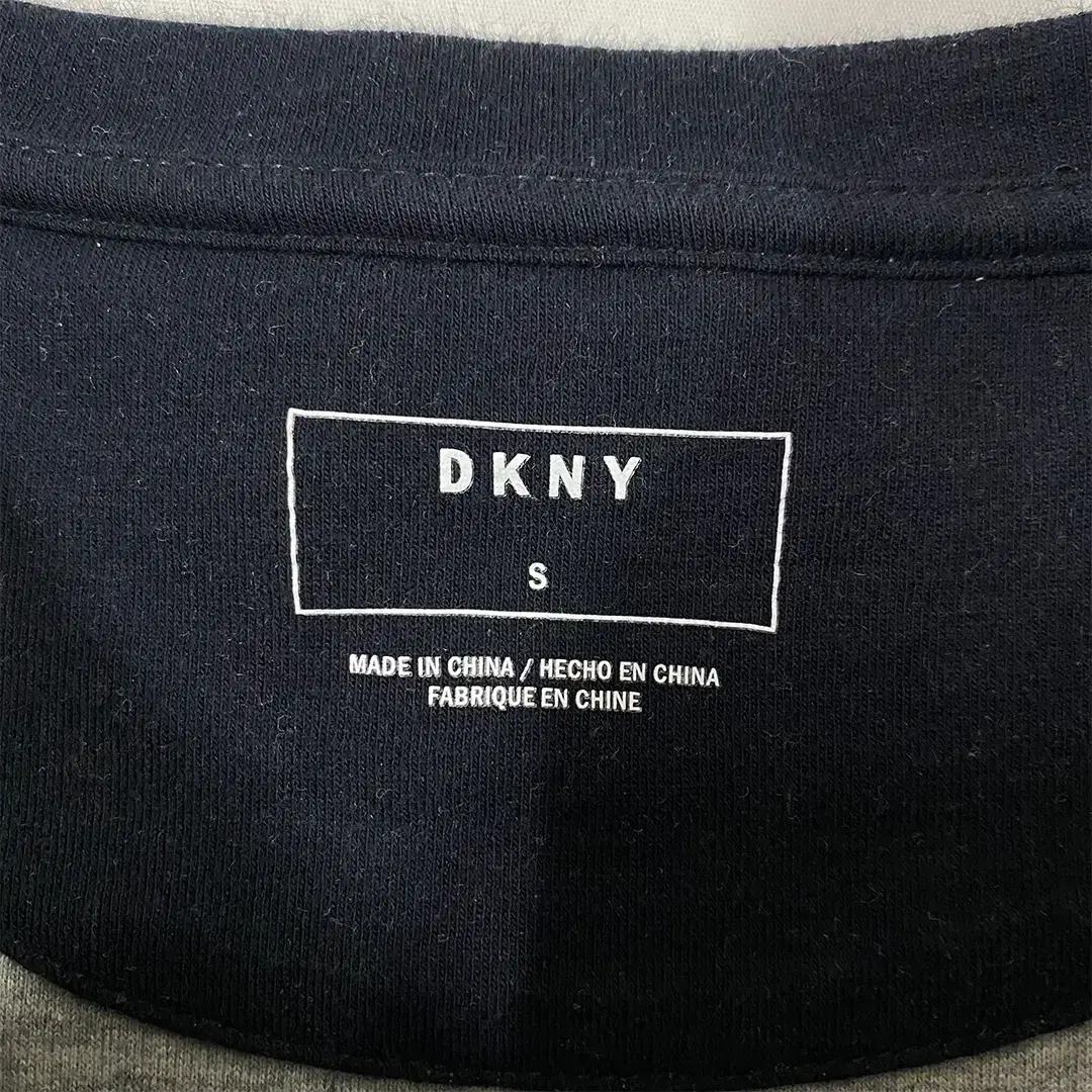 DKNY 빅로고 맨투맨 BM469