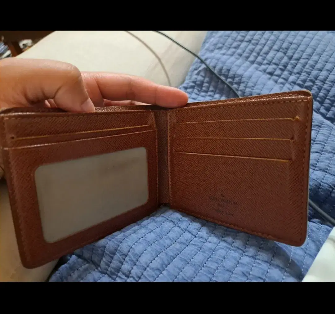 I'm selling a Louis Vuitton vahn wallet