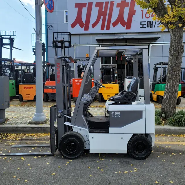 깨끗한 1.5톤 전동지게차 판매합니다.