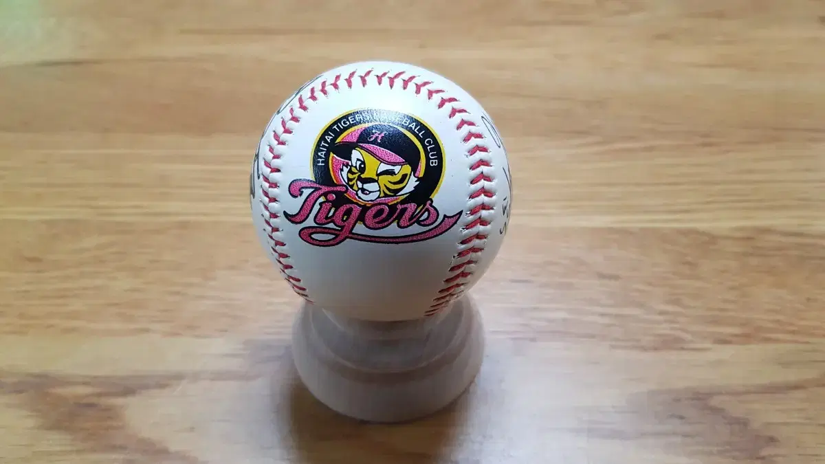 Haitai Tigers Old Ball (signed by coach Kim Eung-ryong)