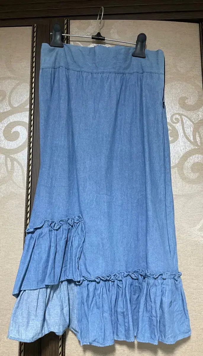 Long, mid-length skirt with rubber band frills