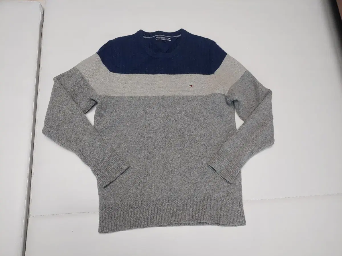 M Tommy Hilfiger Wool knit zip-up sweaterKaratis sweater