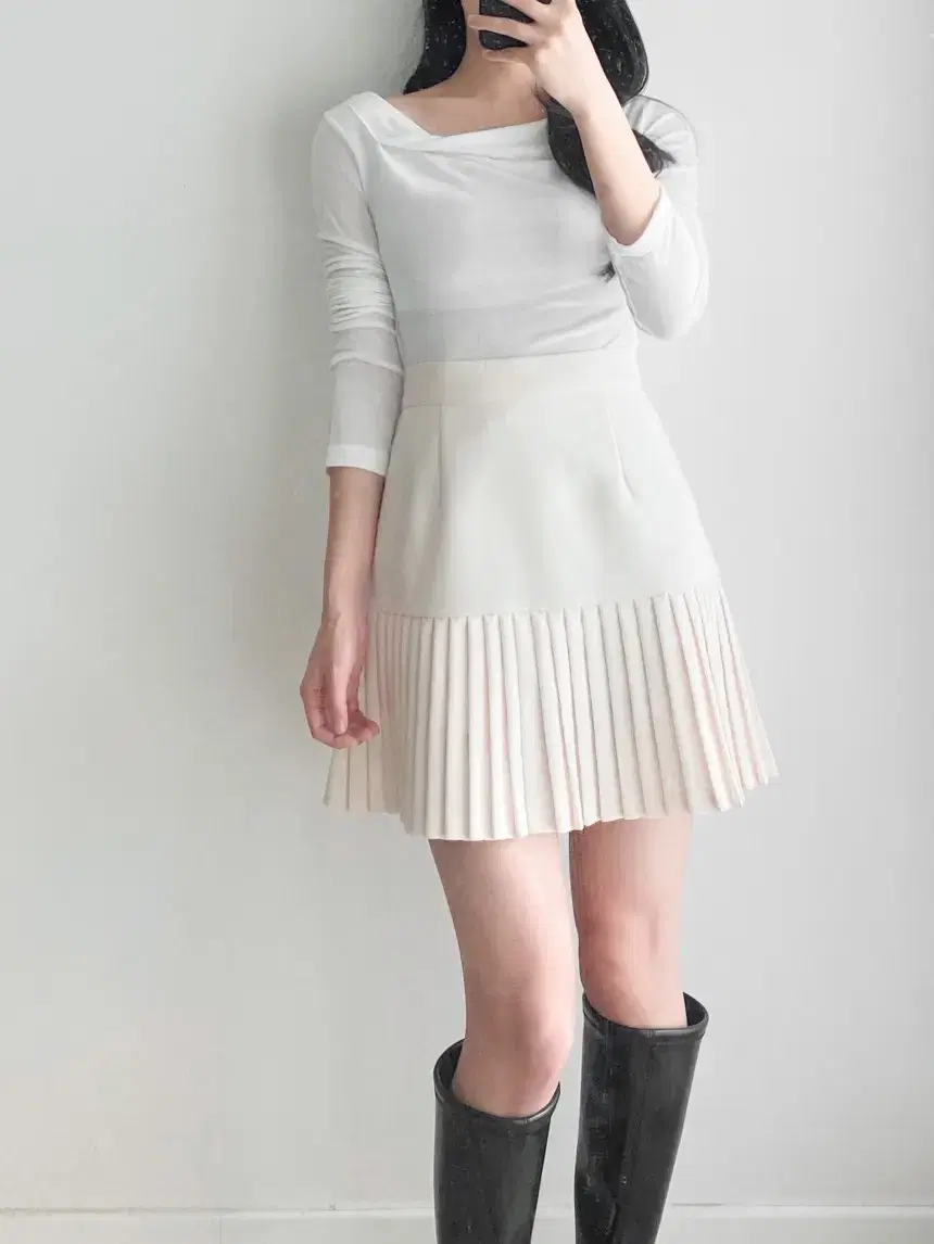 Pleated mini skirt (ivory, black)