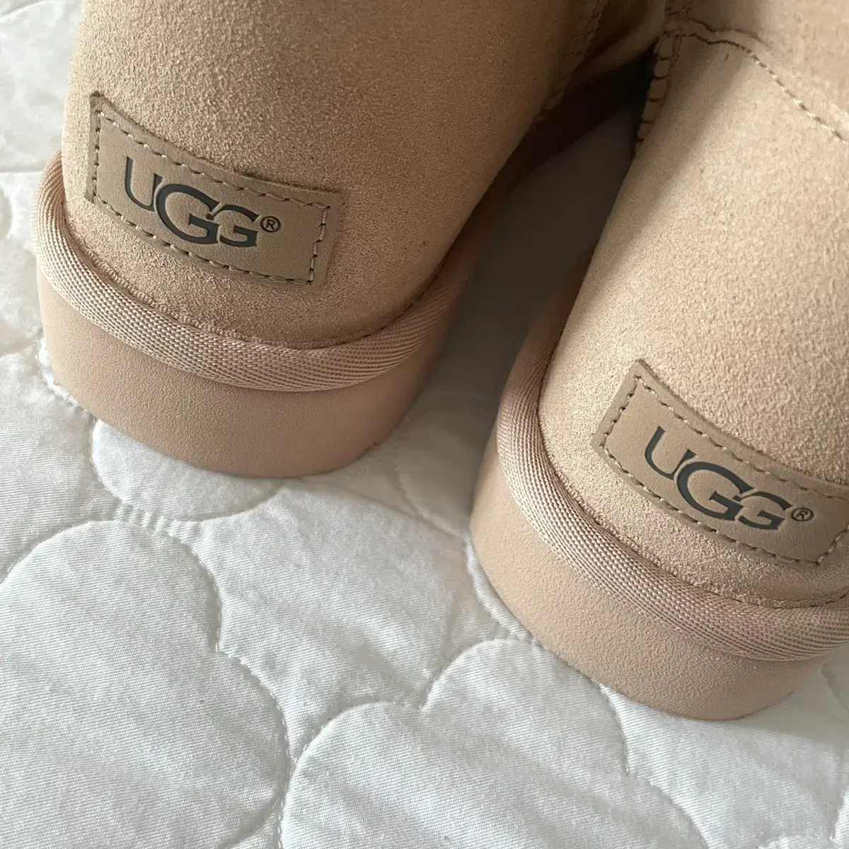 UGG 어그 미니 베일리 버튼 US9