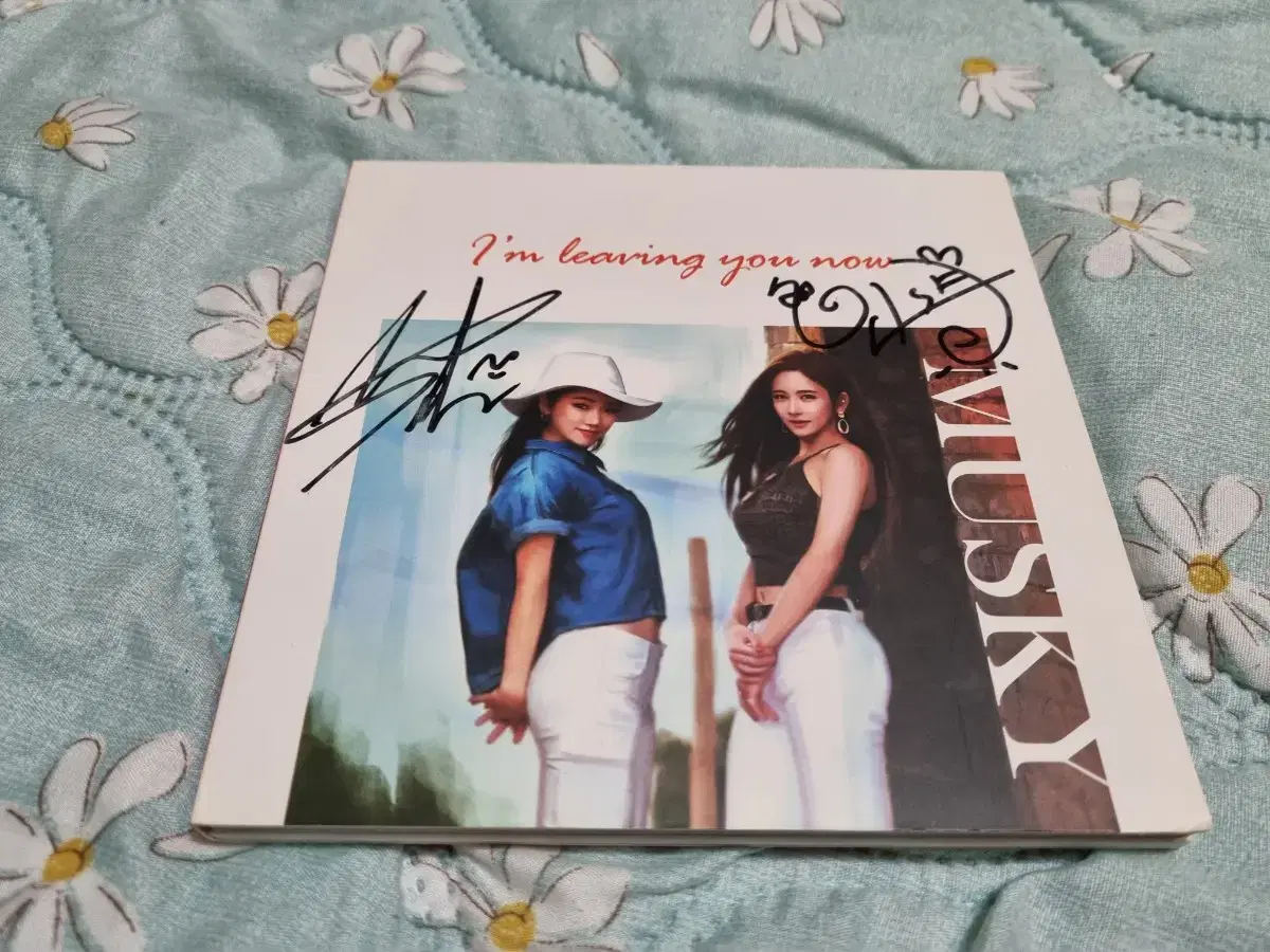 Female duo Musky sells autographed album