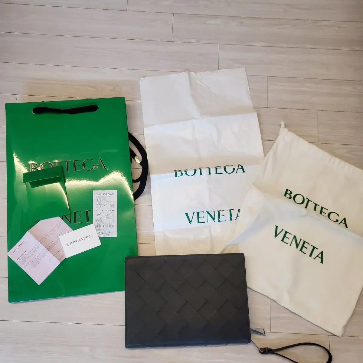 This is a Bottega Veneta clutch in excellent condition.