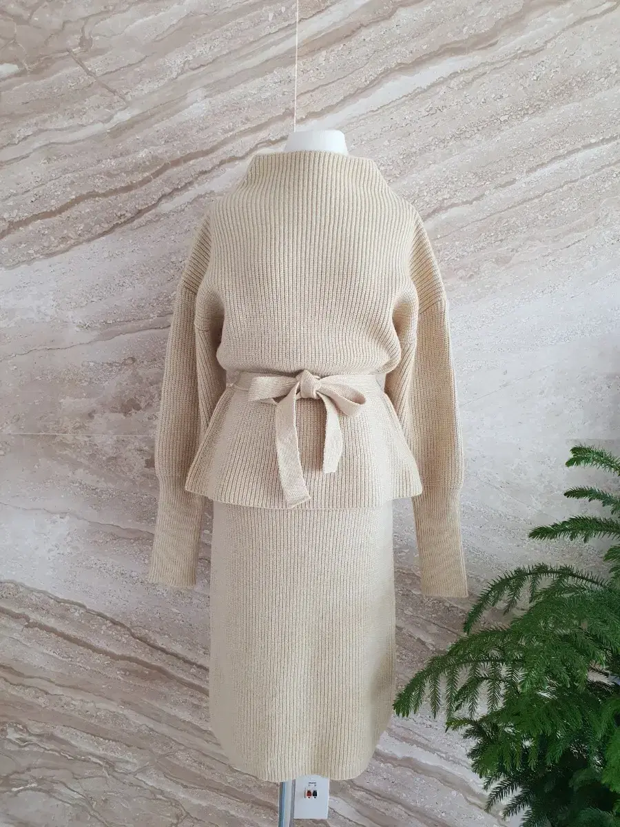 Beige knit skirt two-piece set New Arrivals