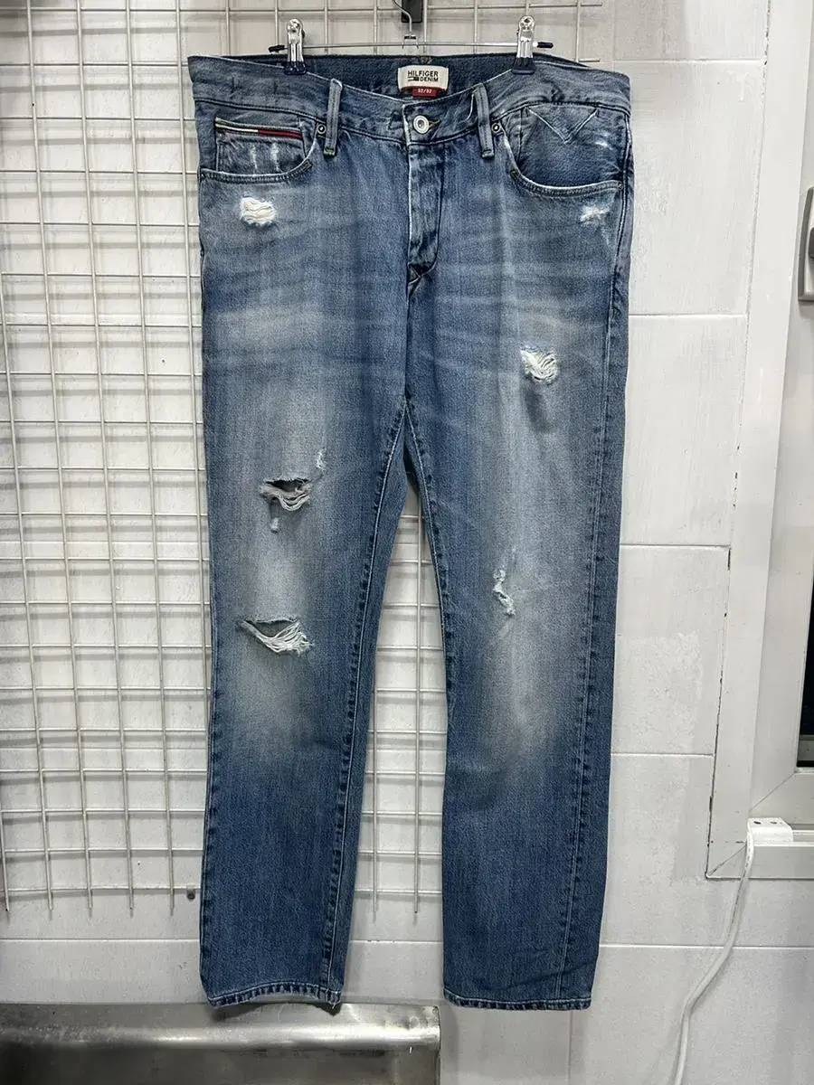 [Tommy Hilfiger] Men's Destroyed Slim Fit Denim Pants 32