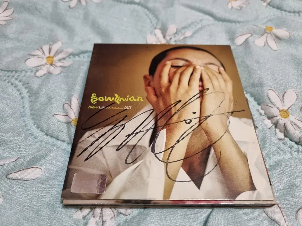 Singer New Lian will sell autographed albums.