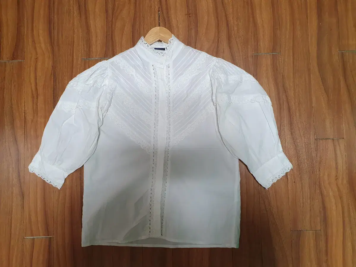 (Stylenanda) Ivory blouse with shoulder shirring New item